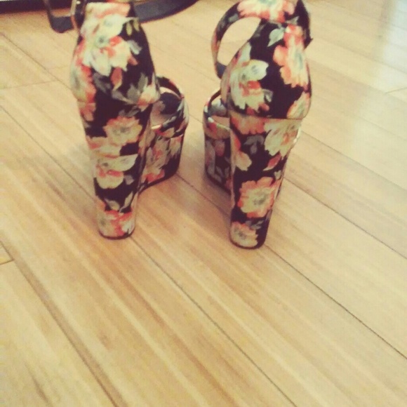 Floral wedges - Picture 5 of 5